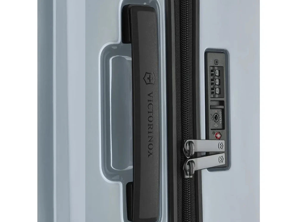 Victorinox Airox Large Hardside Case 4 Victorinox Airox Large Hardside Case - Image 2